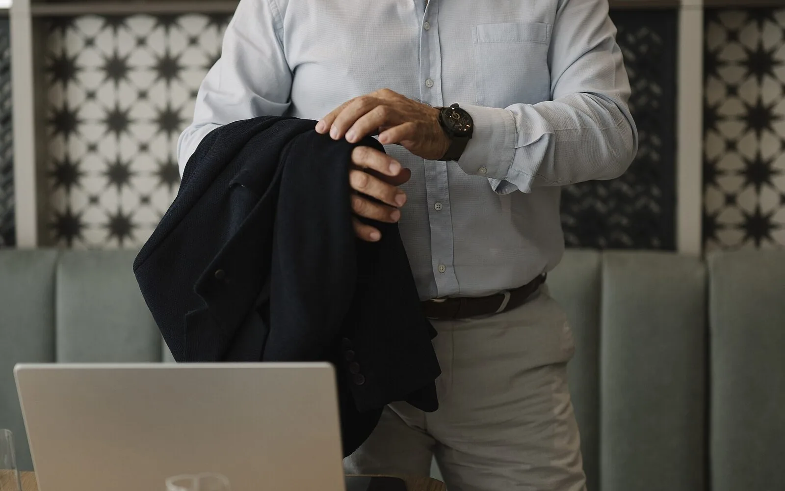 Profesional bisnis dengan laptop