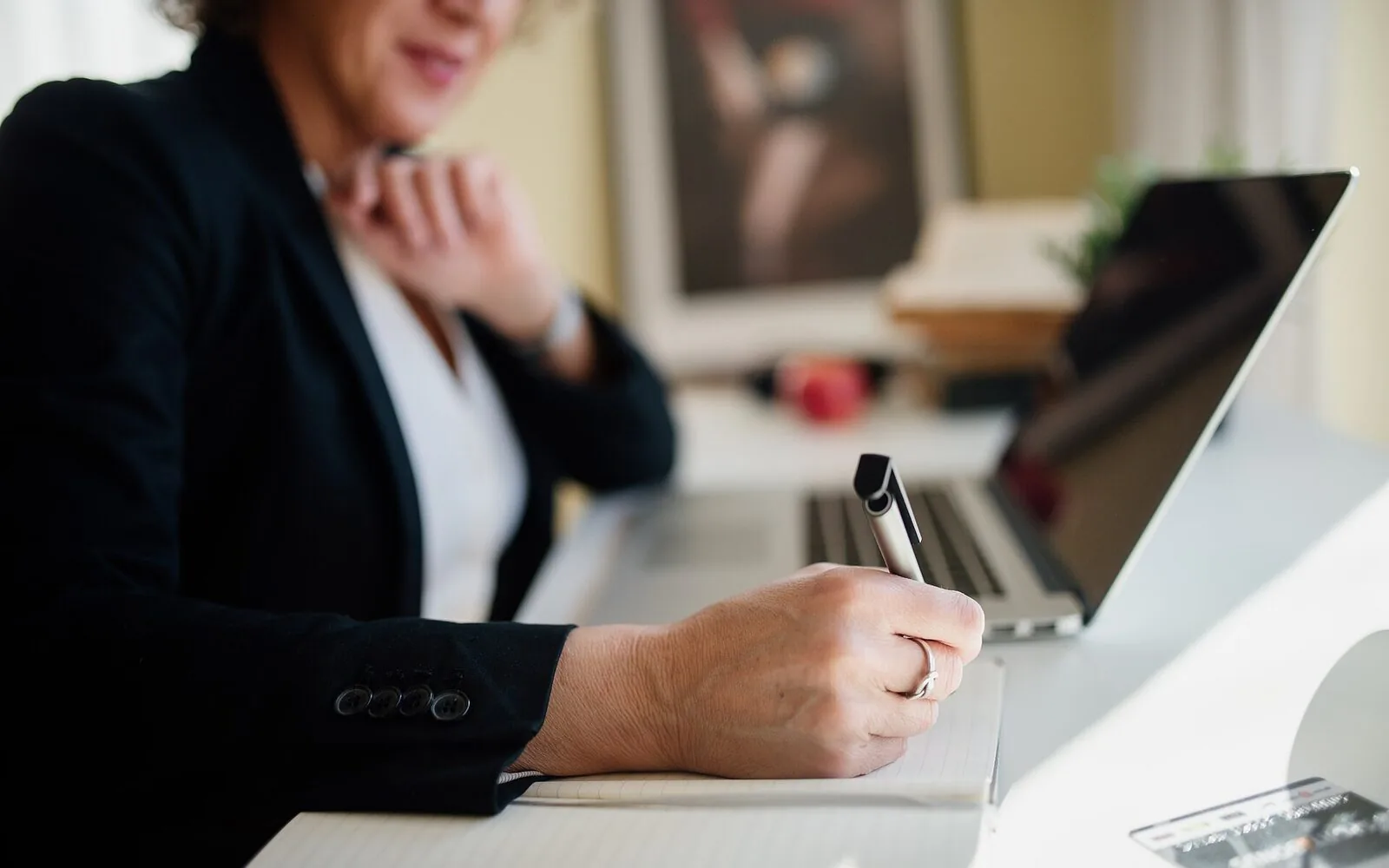 Profesional mencatat dalam pertemuan bisnis